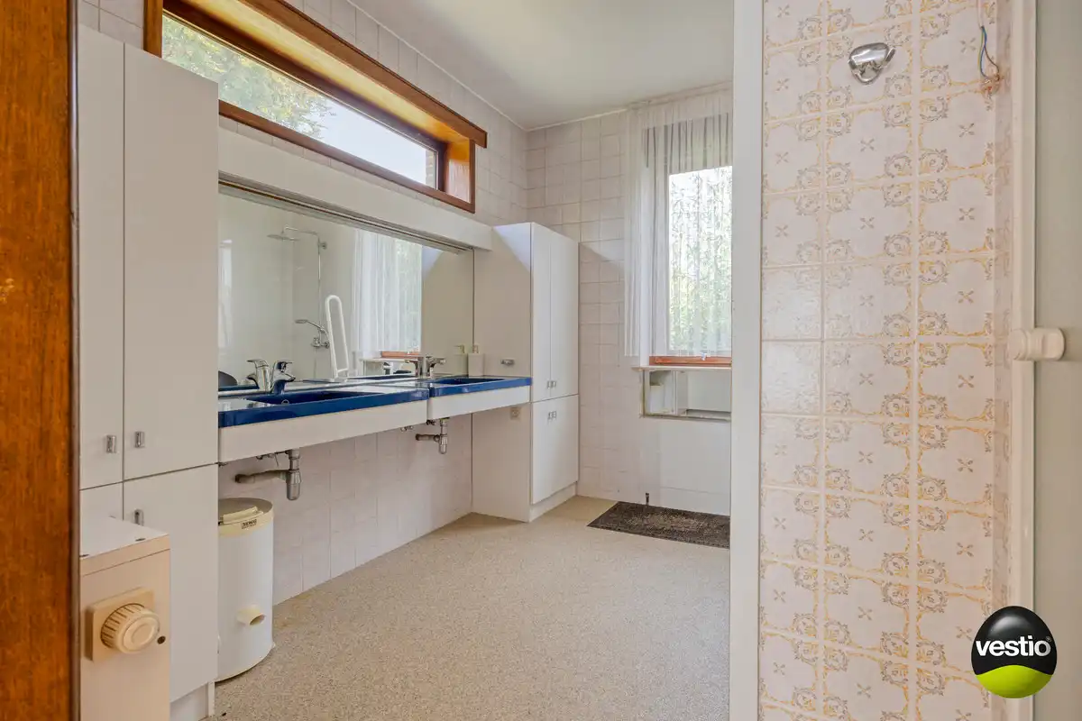 RUIME RESIDENTIEEL GELEGEN VILLA OP 46A89CA NABIJ CENTRUM BILZEN. foto 26