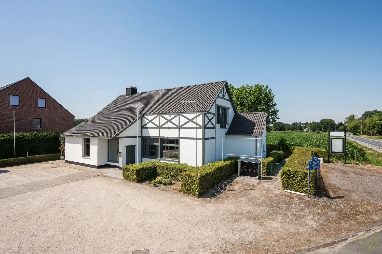 Veelzijdig handelspand met woonst op toplocatie in Lembeke foto {{pictureIndex}}