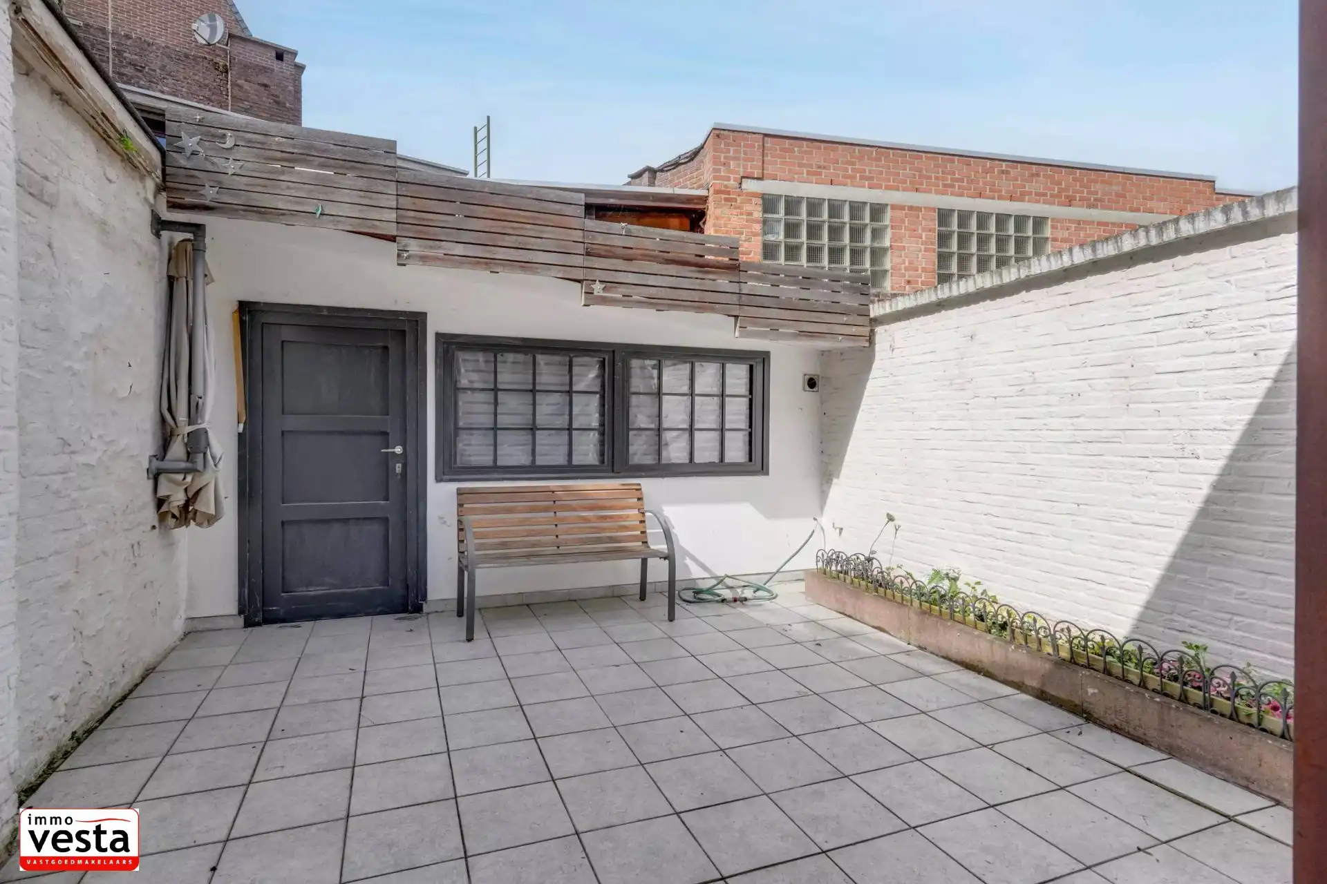 Op te knappen stadwoning op goede locatie foto 16