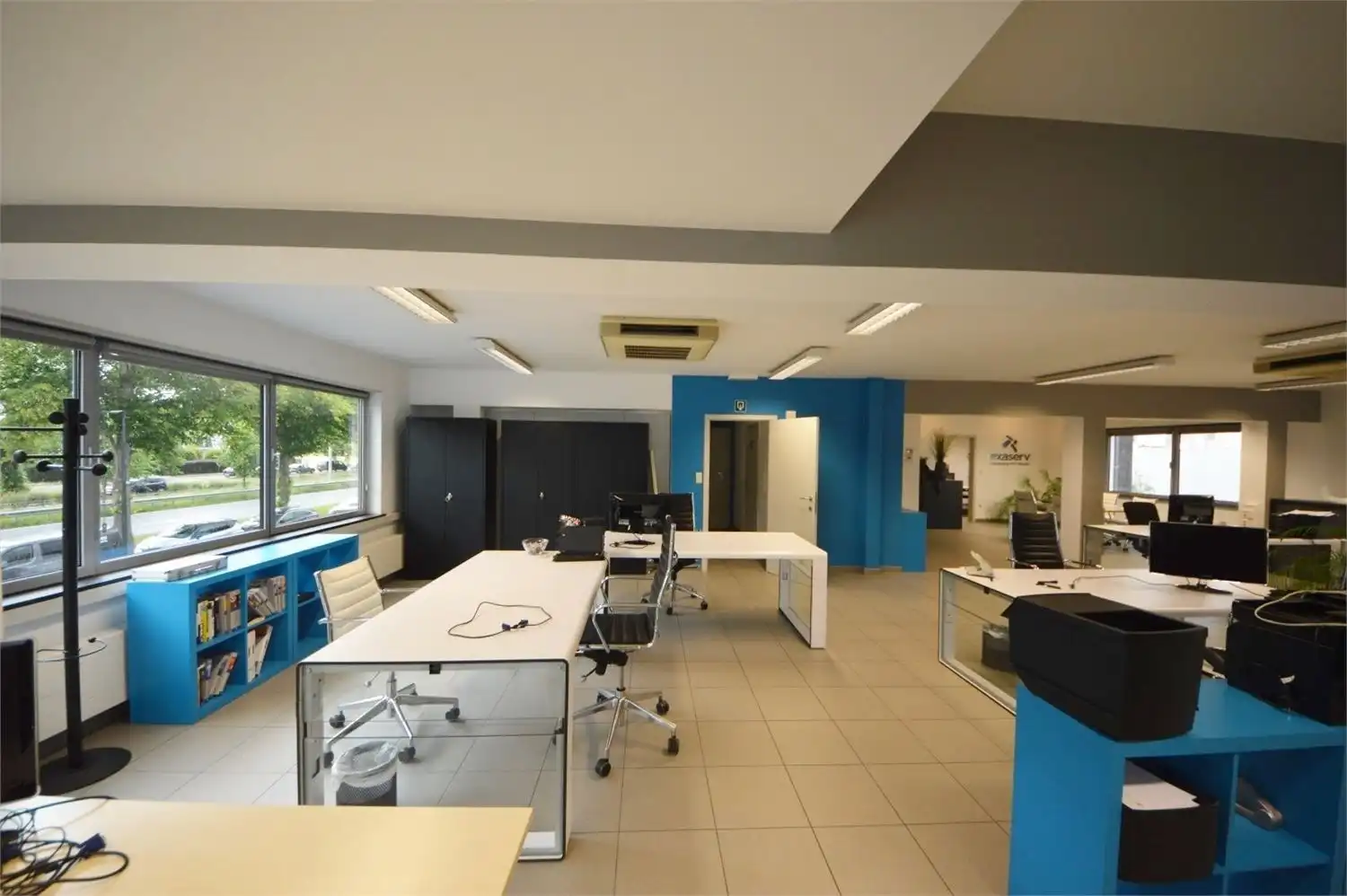 INSTAPKLAAR KANTOOR MET 6 PRIVE PARKEERPLAATSEN NABIJ E40 KAREELSTRAAT foto 16