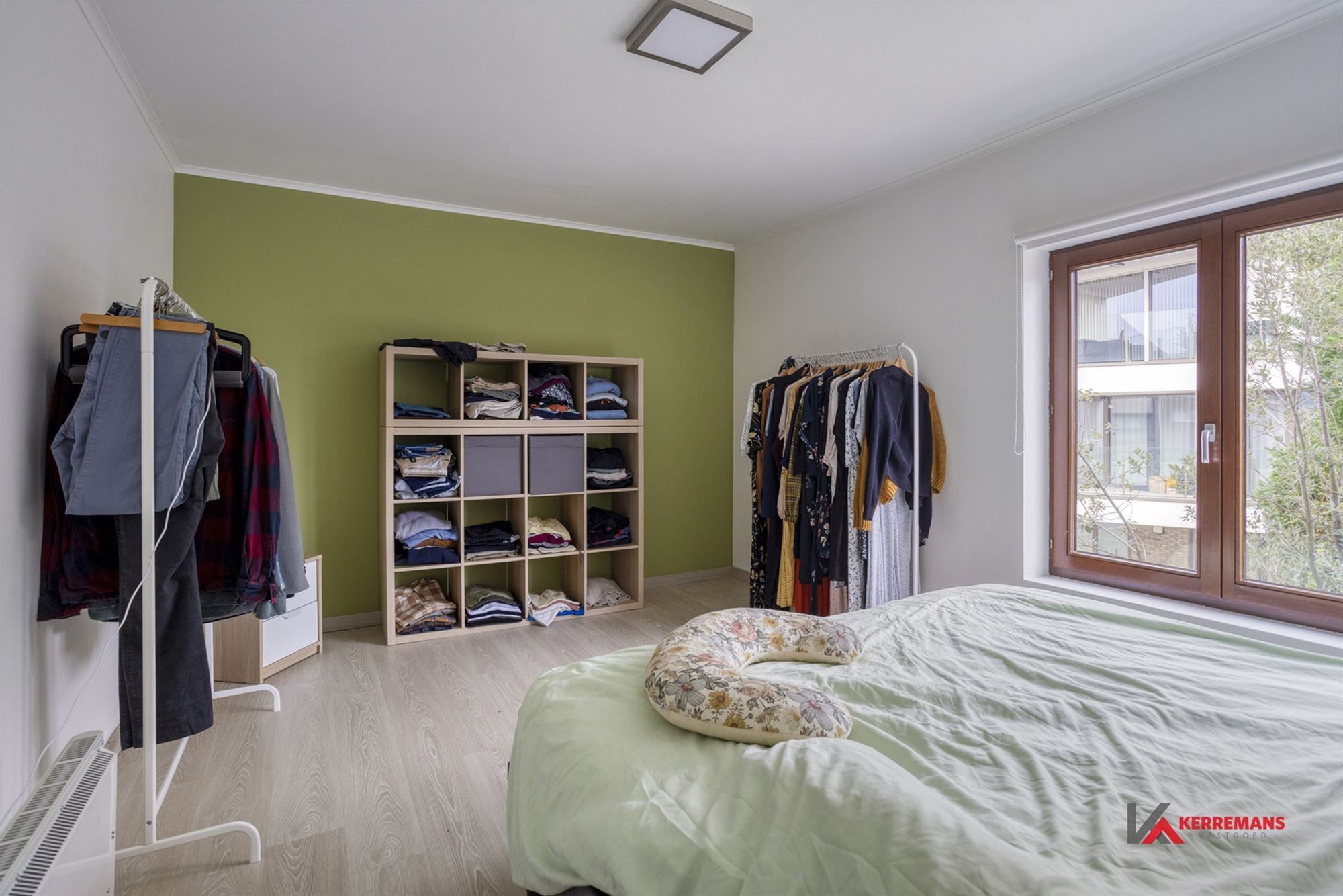 Instapklare woning met 4 slaapkamers , tuin en garage. foto 15