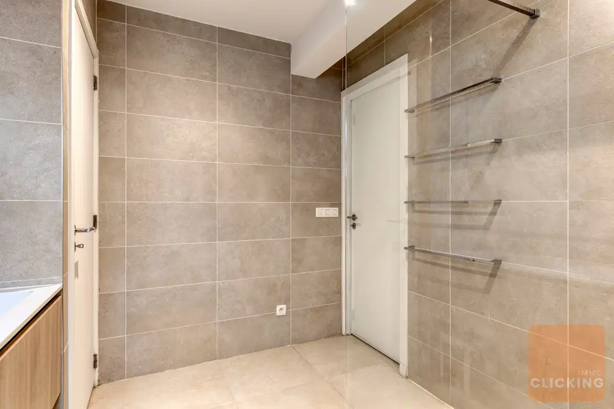 Stijlvol en recent appartement met tuin en patio foto 17