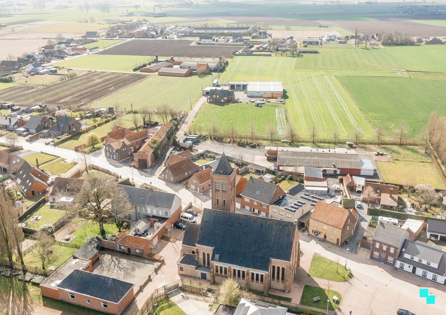Landelijk gelegen woning met diverse loodsen foto 5