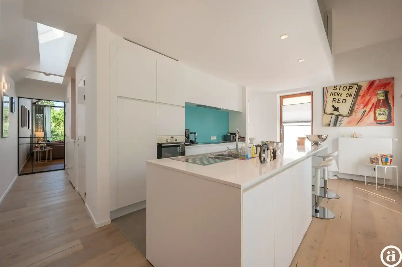 Recente woning aan het karaktervolle Oosthoekplein.          foto 10