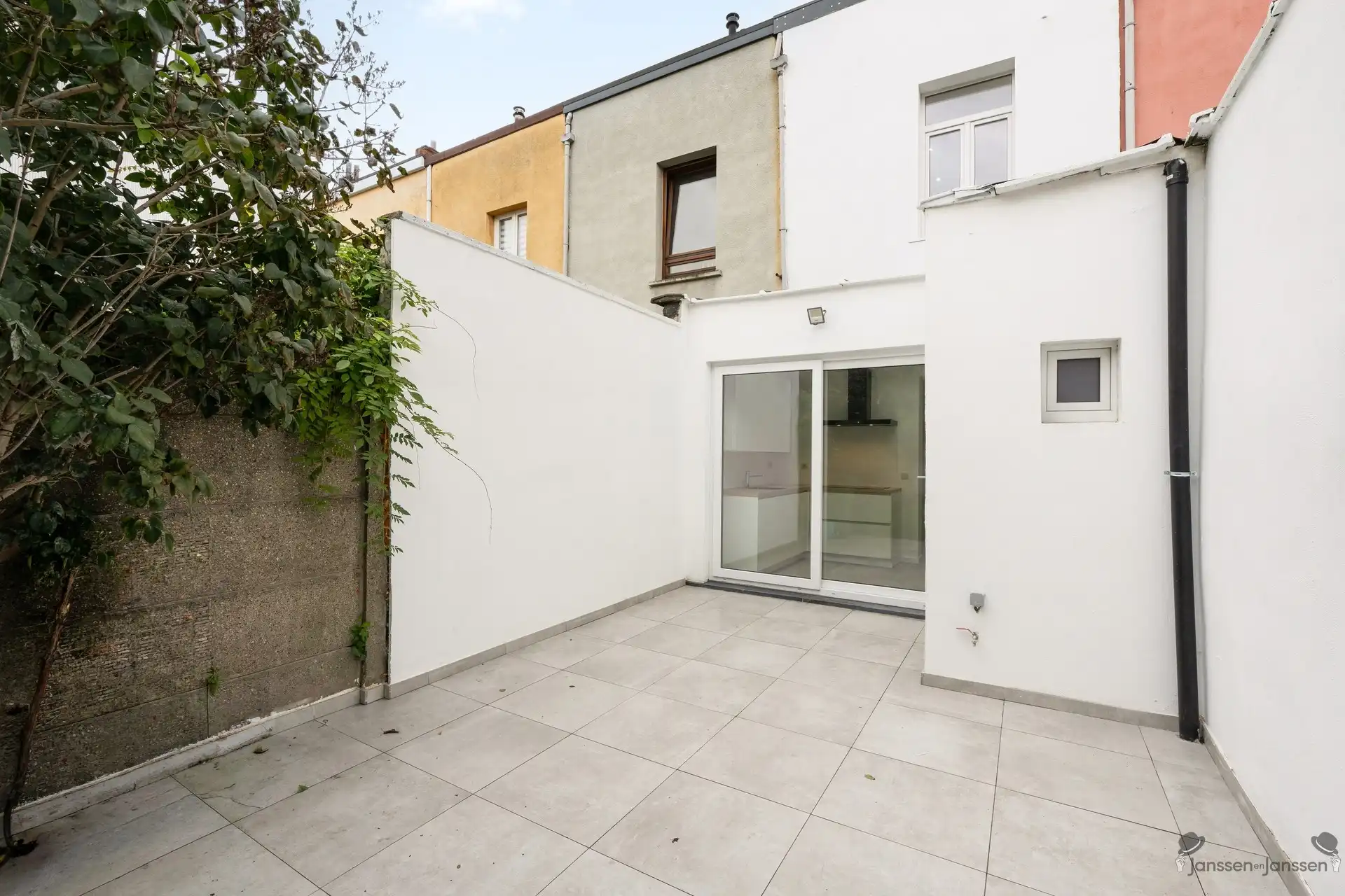 gerenoveerde woning met tuin foto 2