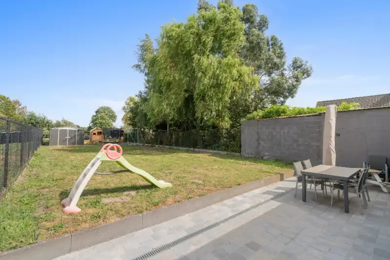 Mooie recente woning met 4 slaapkamers op 410m² foto {{pictureIndex}}