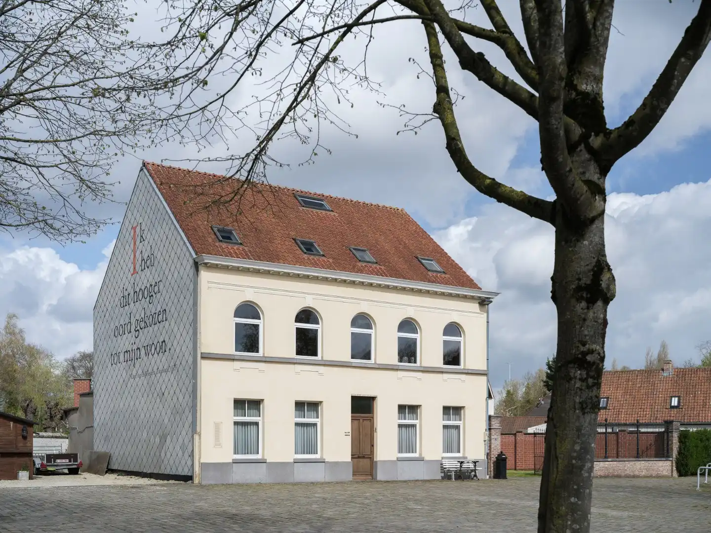 Karaktervolle burgerwoning met stadstuin op het dorpsplein foto {{pictureIndex}}