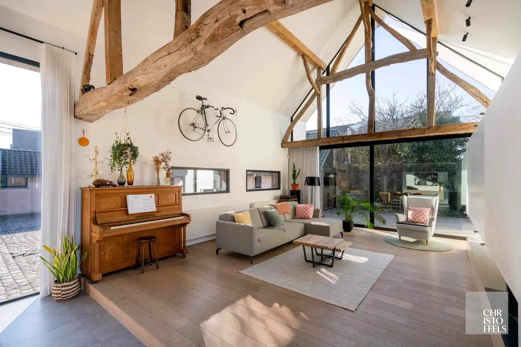 Exclusieve vierkantshoeve met buitenzwembad en vrij uitzicht op perceel van 3.213m² foto 3