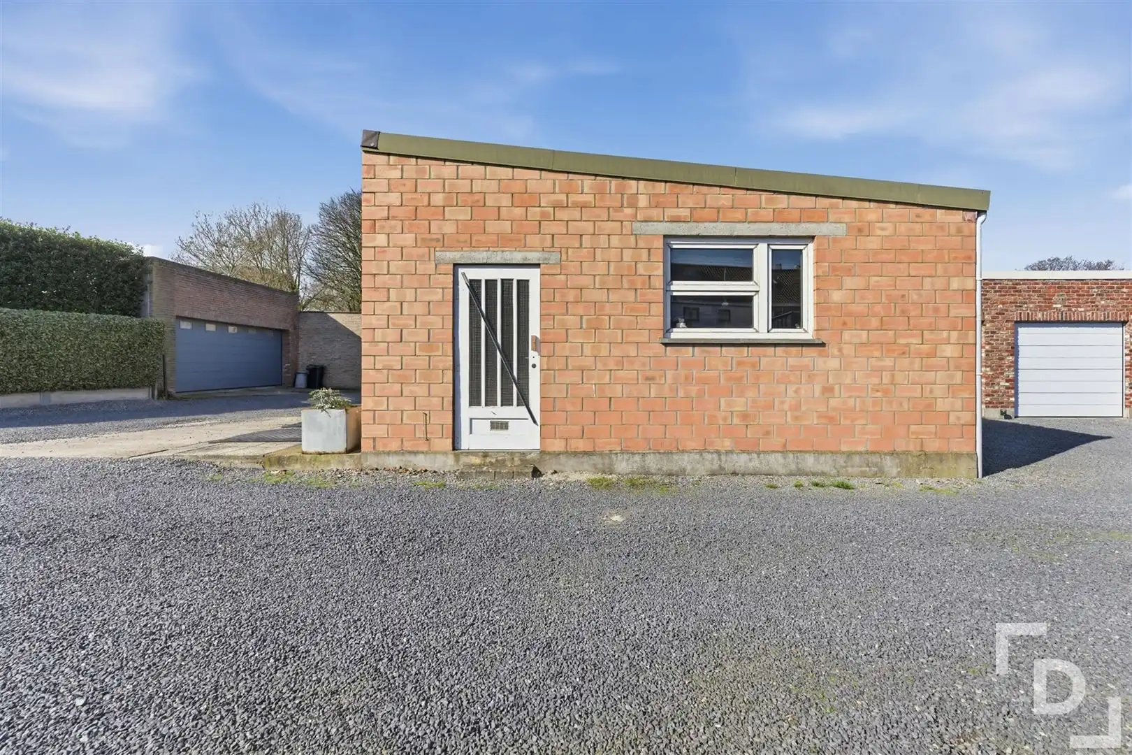 Ruime en energetische woning met uitweg en lostaande garage te koop in centrum Ieper. foto 25