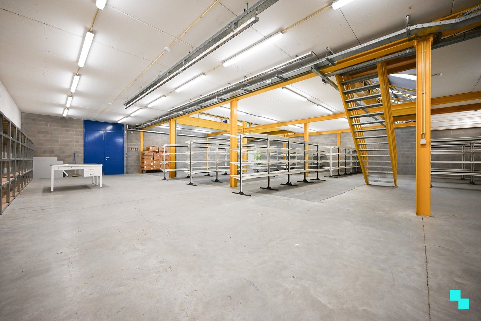 Magazijn van ca. 272 m² in het centrum van Izegem foto 3