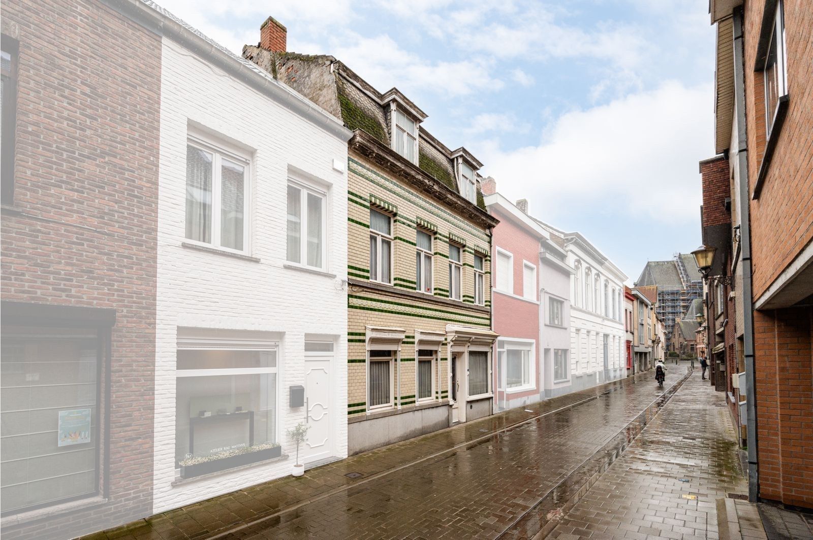 Hoofdfoto van de publicatie: Ruime, te renoveren woning in het centrum van Eeklo