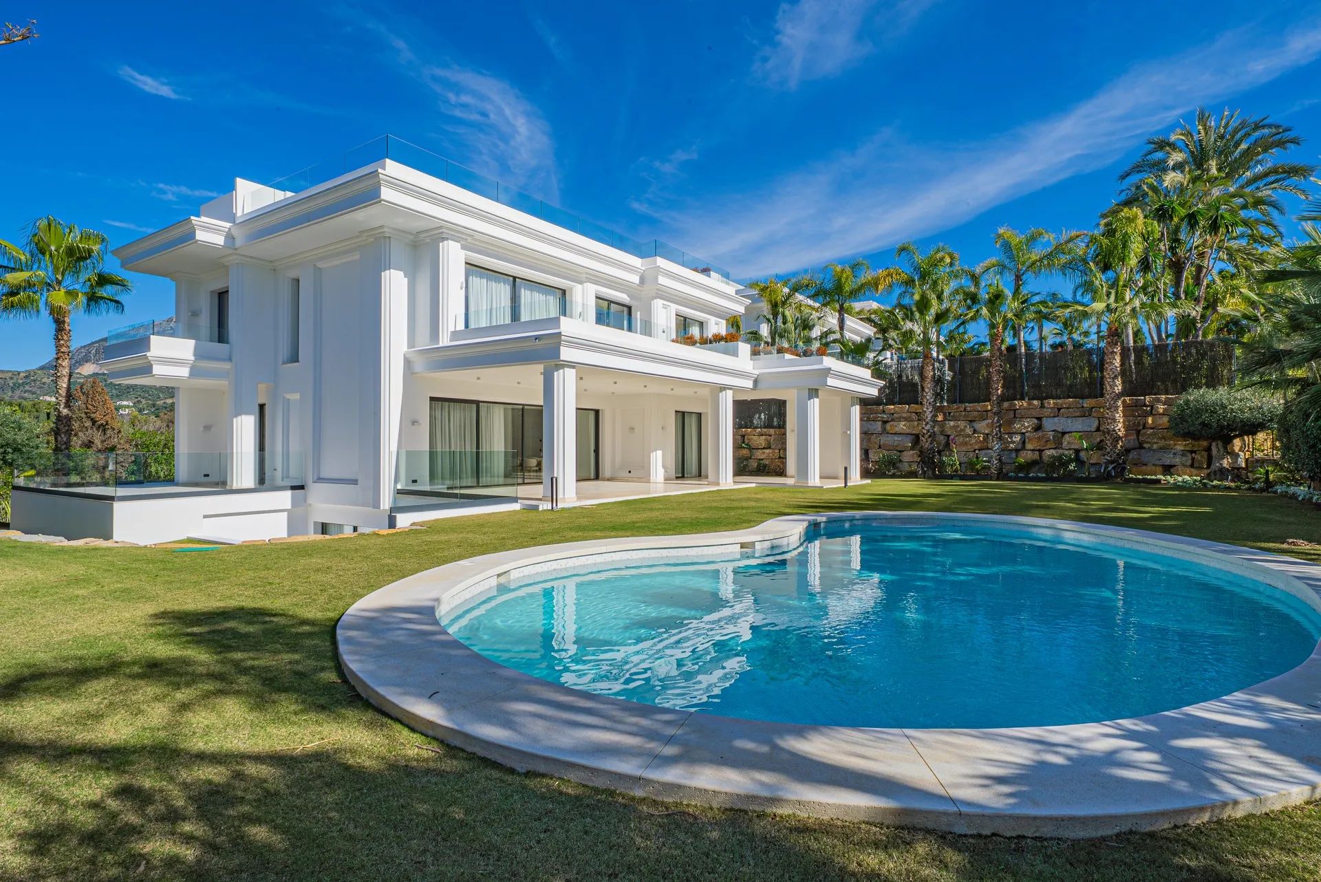 Koninklijk wonen aan de Golden Mile – exclusieve villa’s in het iconische Las Lomas del Marbella Club foto {{pictureIndex}}