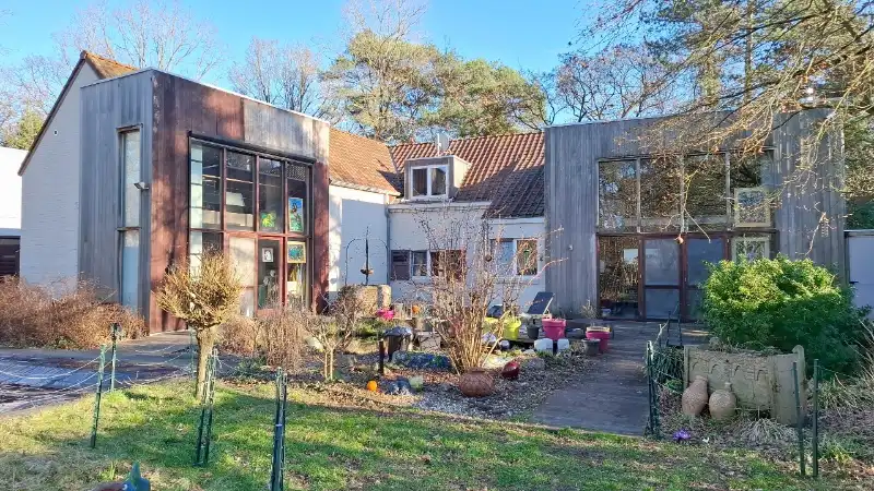 Landhuis van 269m² op 15 are met praktijkruimte/kantoor of kangoeroewoning foto {{pictureIndex}}