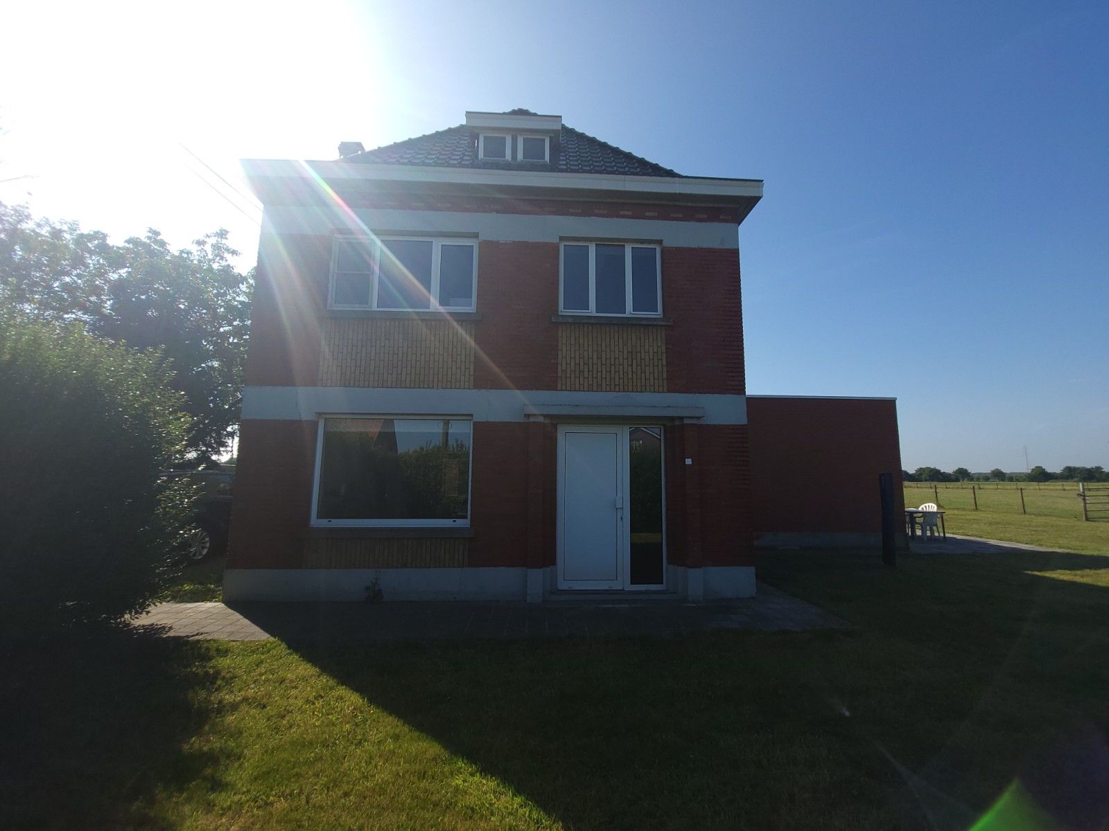 Alleenstaande woning met grote weide en stalling foto {{pictureIndex}}