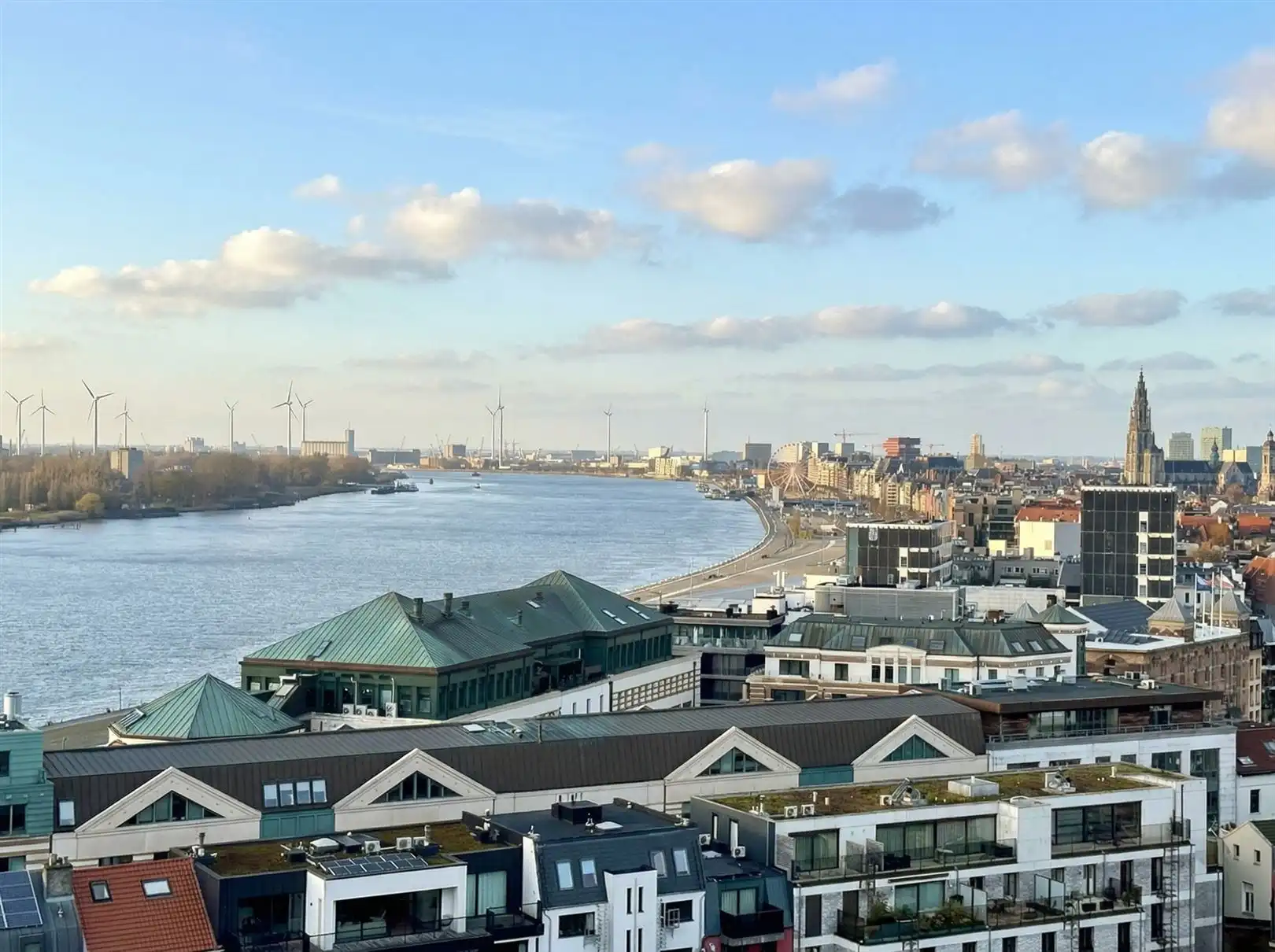 Gemeubeld hoekappartement (12e verdieping) met 3 slaapkamers foto {{pictureIndex}}