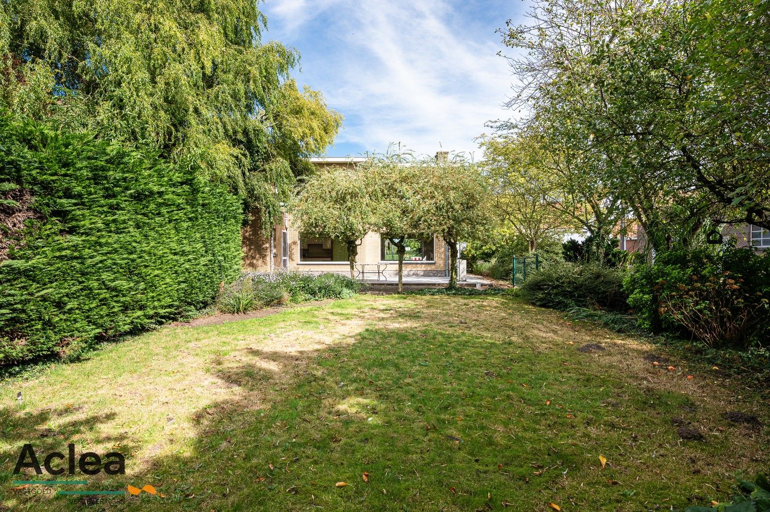 Ruime halfopen bebouwing met 5 slpks op strategische locatie in Zomergem foto 4