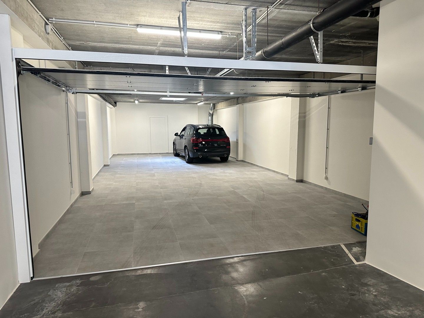 Heel gemakkelijk toegankelijk afgesloten tandem parkeerplaats goed gelegen nabij het centrum en de zee. foto 3