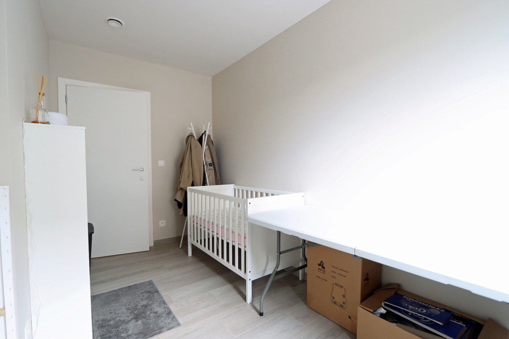 Gelijkvloers appartement met tuintje, terras, autostandplaats en kelderberging in hartje Maaseik  foto 13