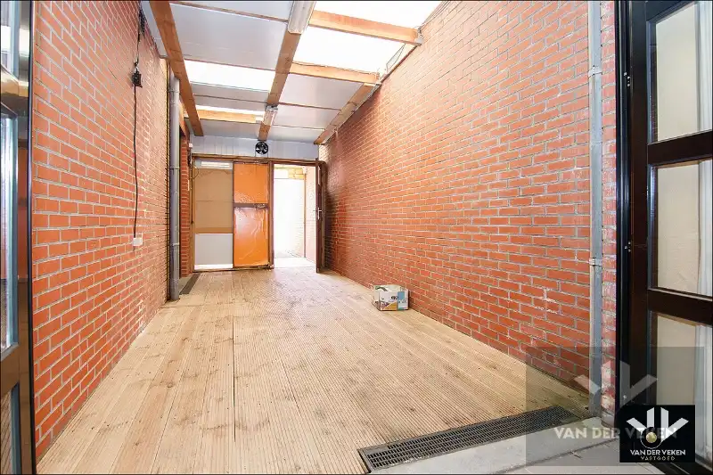 Opbrengsteigendom bestaande uit drie entiteiten: feestzaal/dienstencentrum, kantoorruimte en een duplexappartement kort aan de school en in het centrum van Paal, op een steenworp van het op- en afrittencomplex van de autosnelweg E313! foto 25