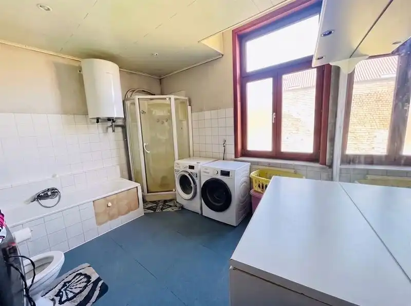 Brugge centrum, woonhuis met zonnige koer, 3 SLAAPKAMERS en living van 34m² foto 8