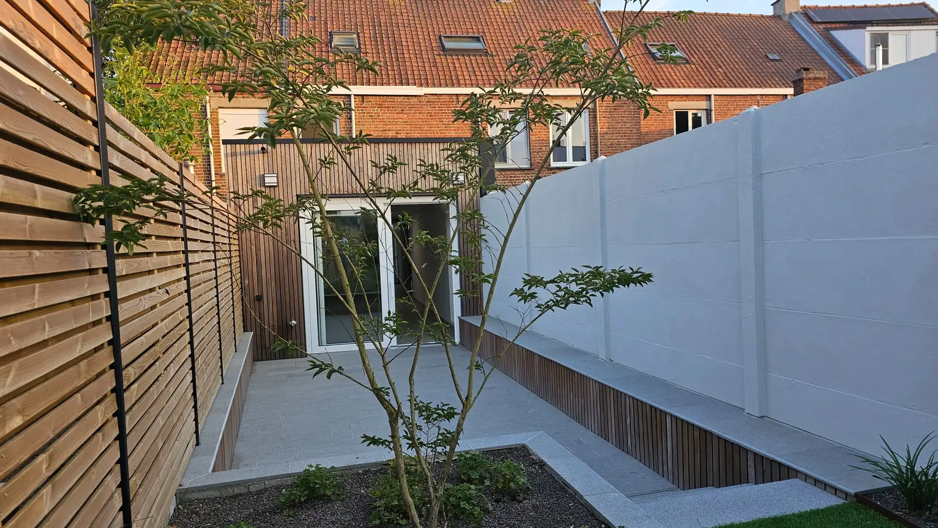Volledig vernieuwde rijwoning met 3 slaapkamers, aangelegde tuin en private parkeerplaats foto 20