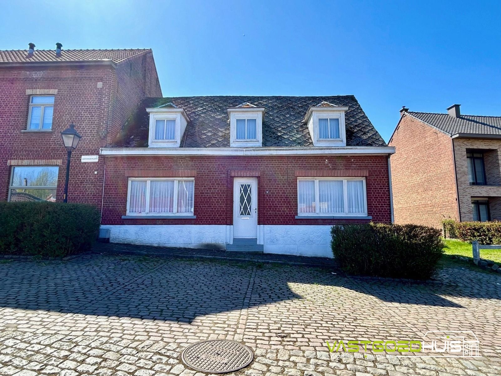 -ONDER OPTIE- Charmante, te renoveren gezinswoning  foto 2