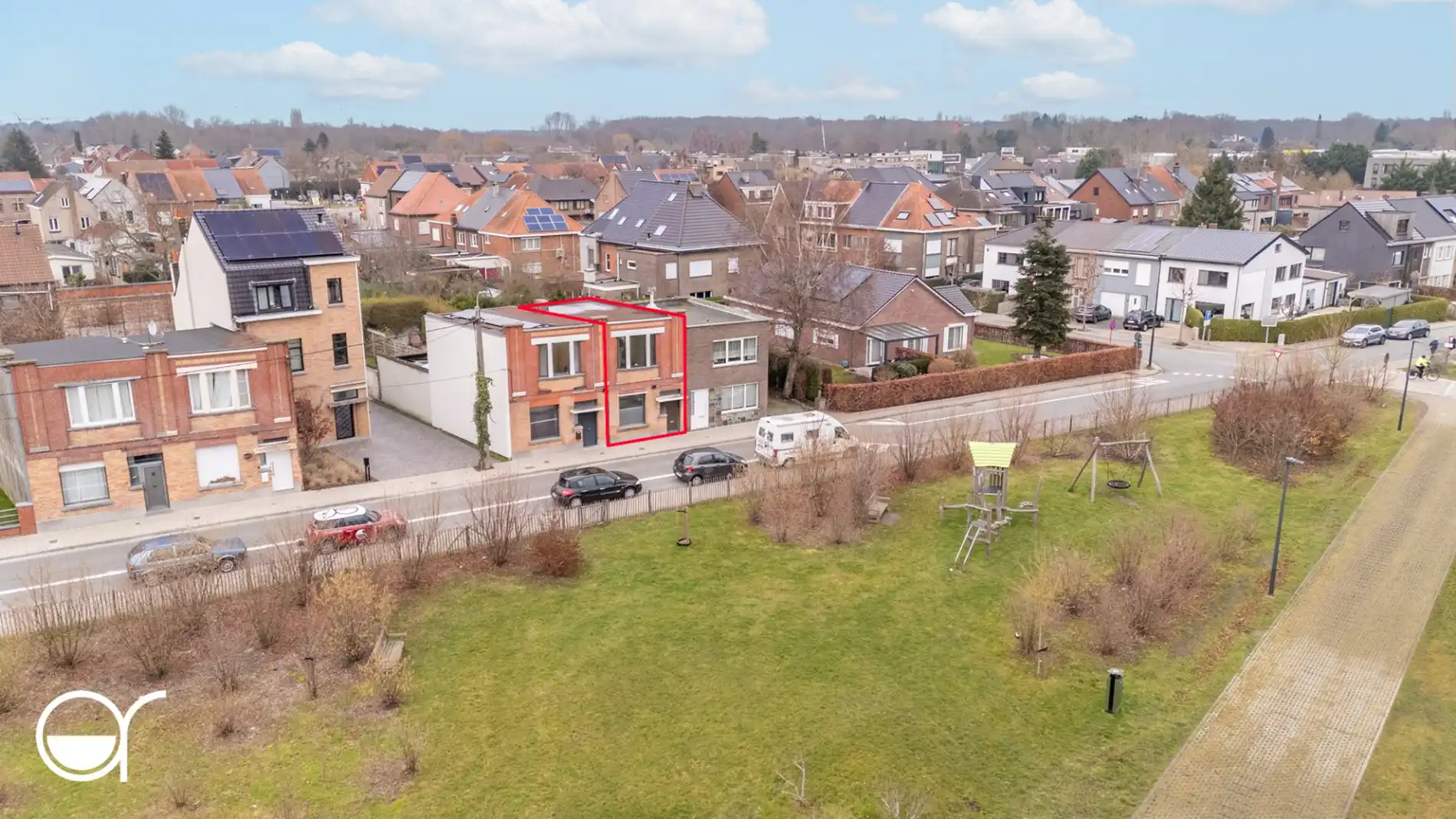 Leuke rijwoning gelegen in een rustige buurt in Destelbergen. foto {{pictureIndex}}