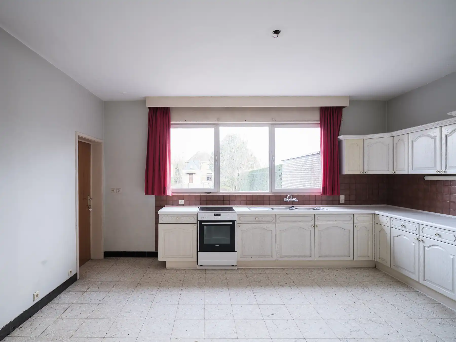 Op te frissen halfopen bebouwing met tuin en uitstekende bereikbaarheid foto 9