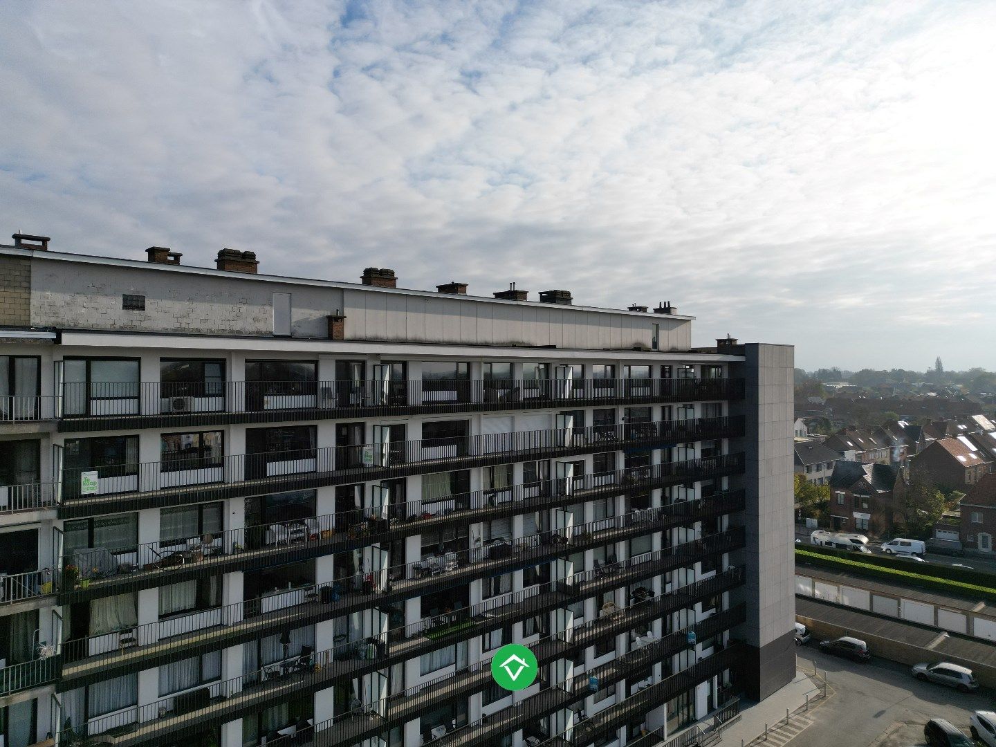 Instapklaar appartement met twee slaapkamers, ruim terras met prachtige vergezichten en kelderberging te Roeselare foto {{pictureIndex}}