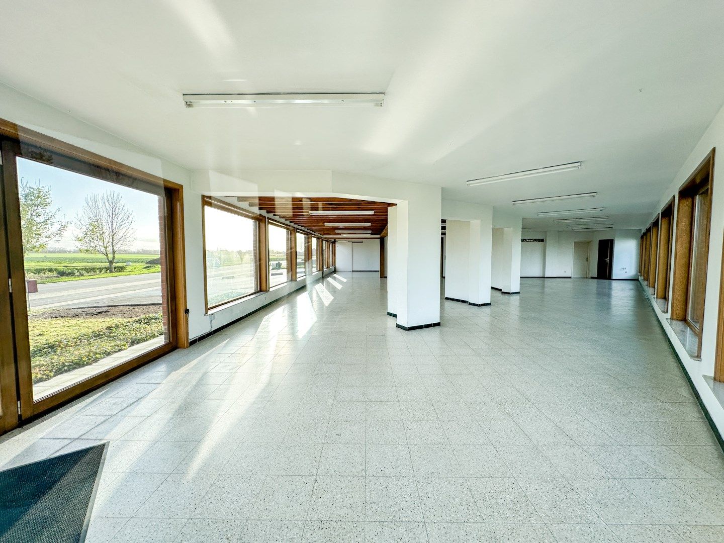 Winkelruimte/kantoor (met atelier, opslag en parking), Kortemark foto 2