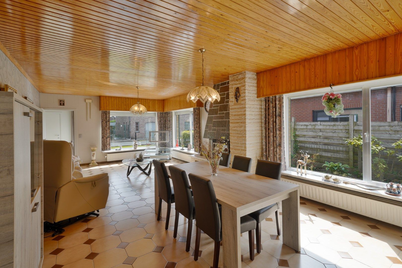 Ruime vrijstaande woning op een groot zonnig perceel!  foto 3
