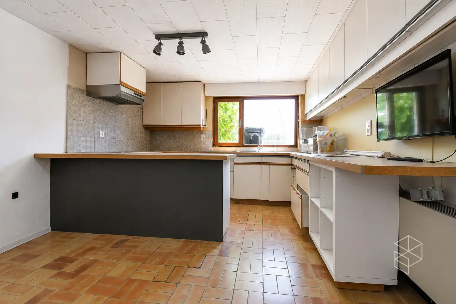 Landhuis met zwembad, bijgebouw en weide op 10&nbsp;570 m² foto 25