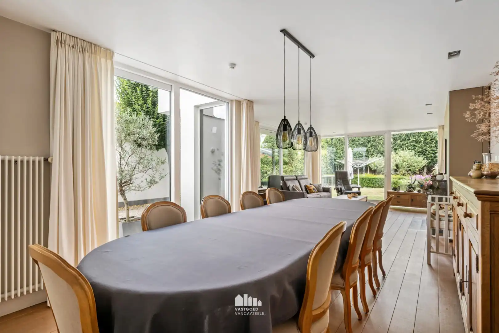 Exclusief en karaktervol herenhuis met 6 slaapkamers, inpandige garage en zonnige stadstuin in hartje Ieper foto 5
