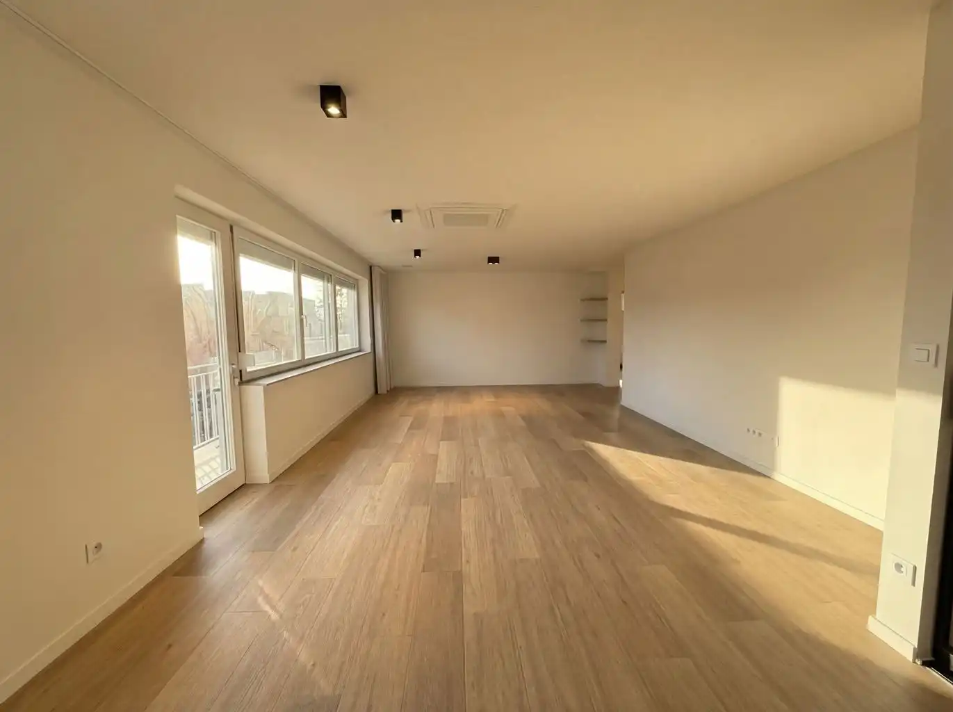 Luxe appartement voorzien van 4 slaapkamers, ruim terras, afgesloten garagebox en 2 autostaanplaatsen gelegen nabij het centrum van Maaseik. foto 3