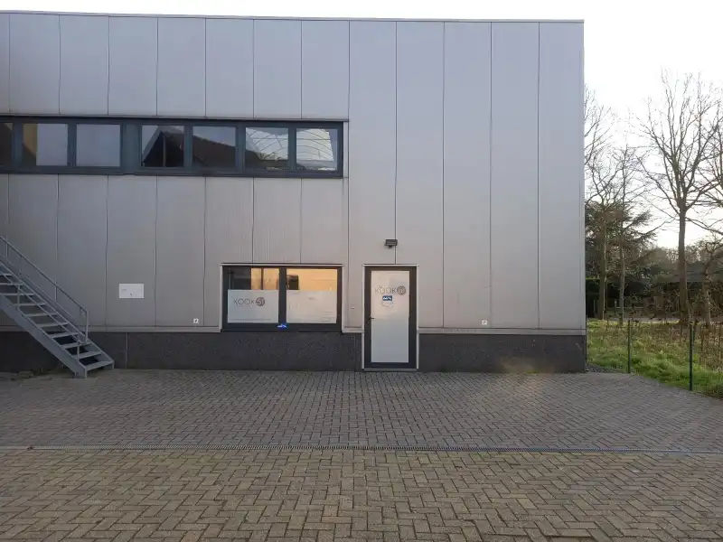 Modern magazijn / showroom met mezzanine en parking foto 2