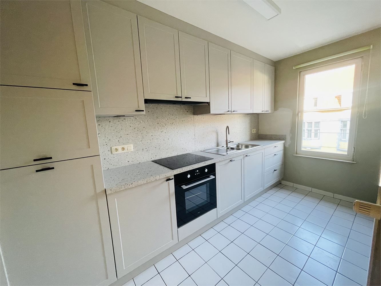 Sint-Andries,ruim zonnig vernieuwd energiezuinig appartement van 128 m2 , living van 47m2, 2 slaapkamers en open bureau foto 8
