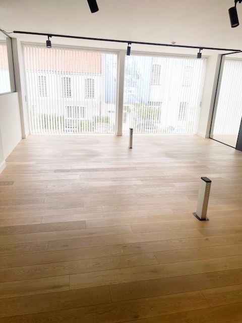 HIPPE KANTOREN-POLYVALENT GEBOUW NABIJ OPRIT E40 foto 6