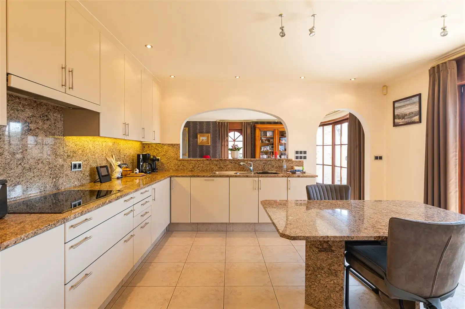 Ruime lichtrijke villa met tuin op 15are50 foto 8