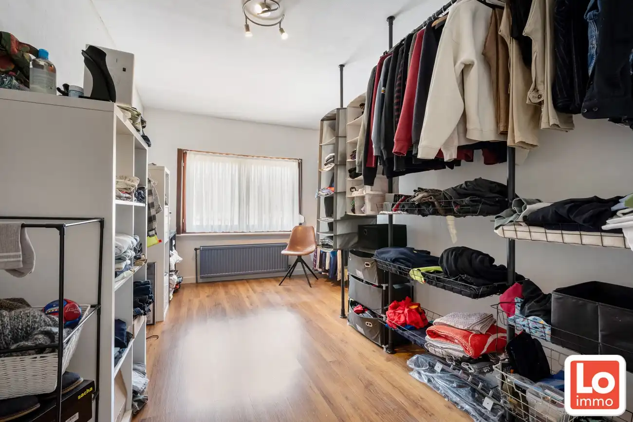 Instapklare halfopen woning met afzonderlijke garage op toplocatie in hartje Lochristi! foto 11