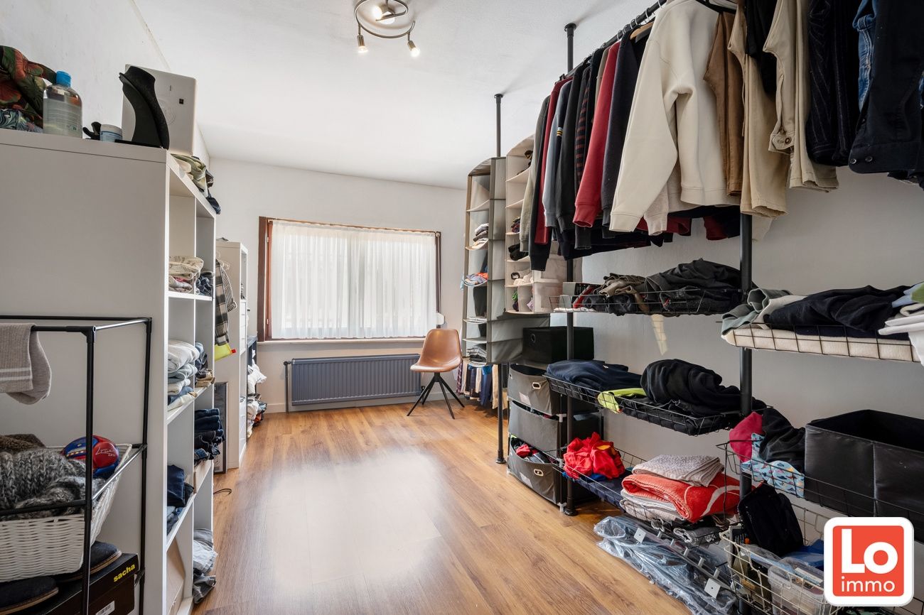 Instapklare halfopen woning met afzonderlijke garage op toplocatie in hartje Lochristi! foto 11