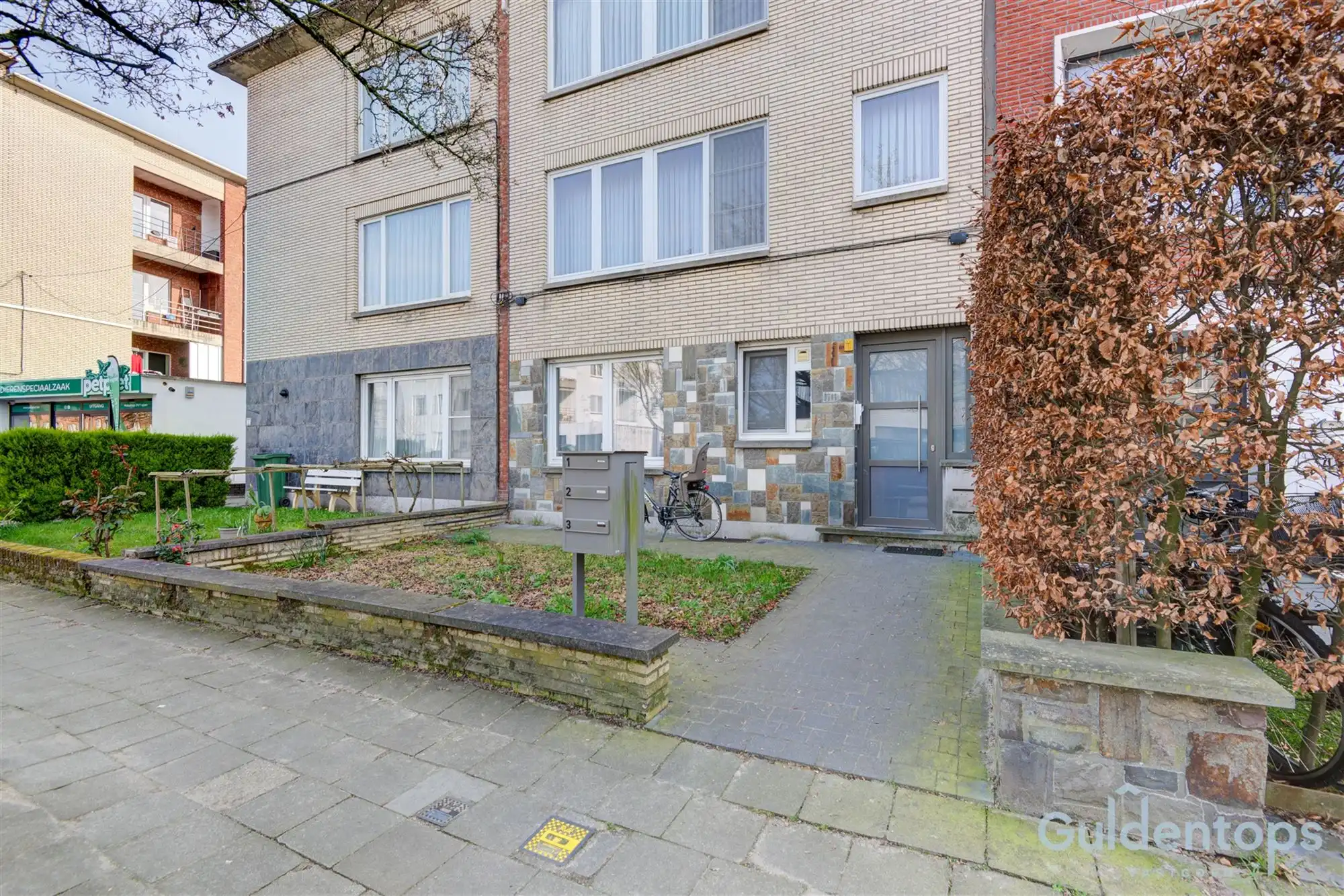 knap gelegen ruim 2 slaapkamerappartement mét tuin foto 23