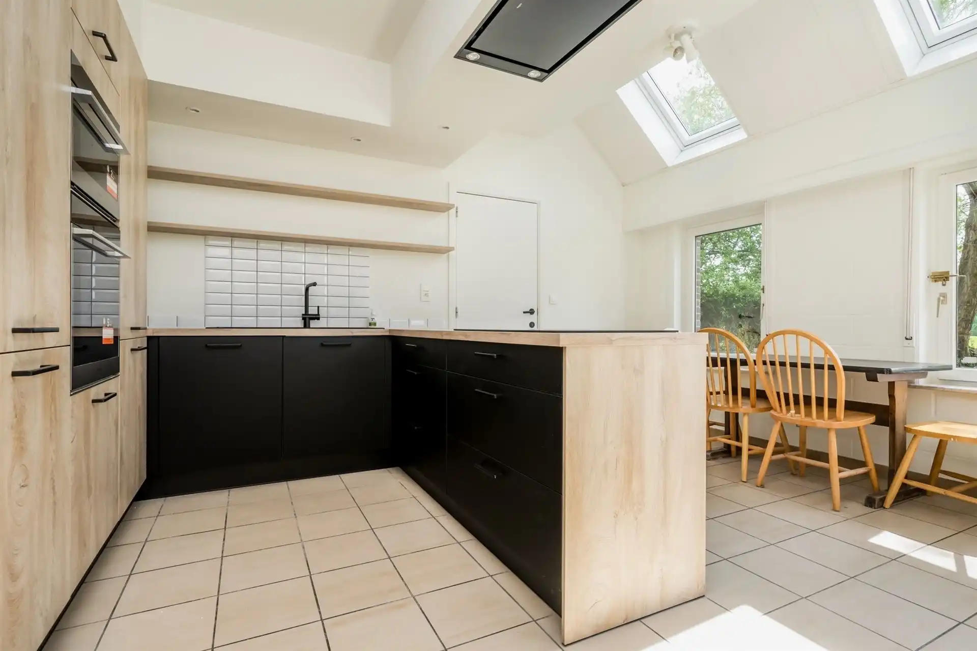 Ruime villa met 6 slaapkamers, zonnige tuin, 2 garages en oprit in rustige woonwijk te Lier foto 3