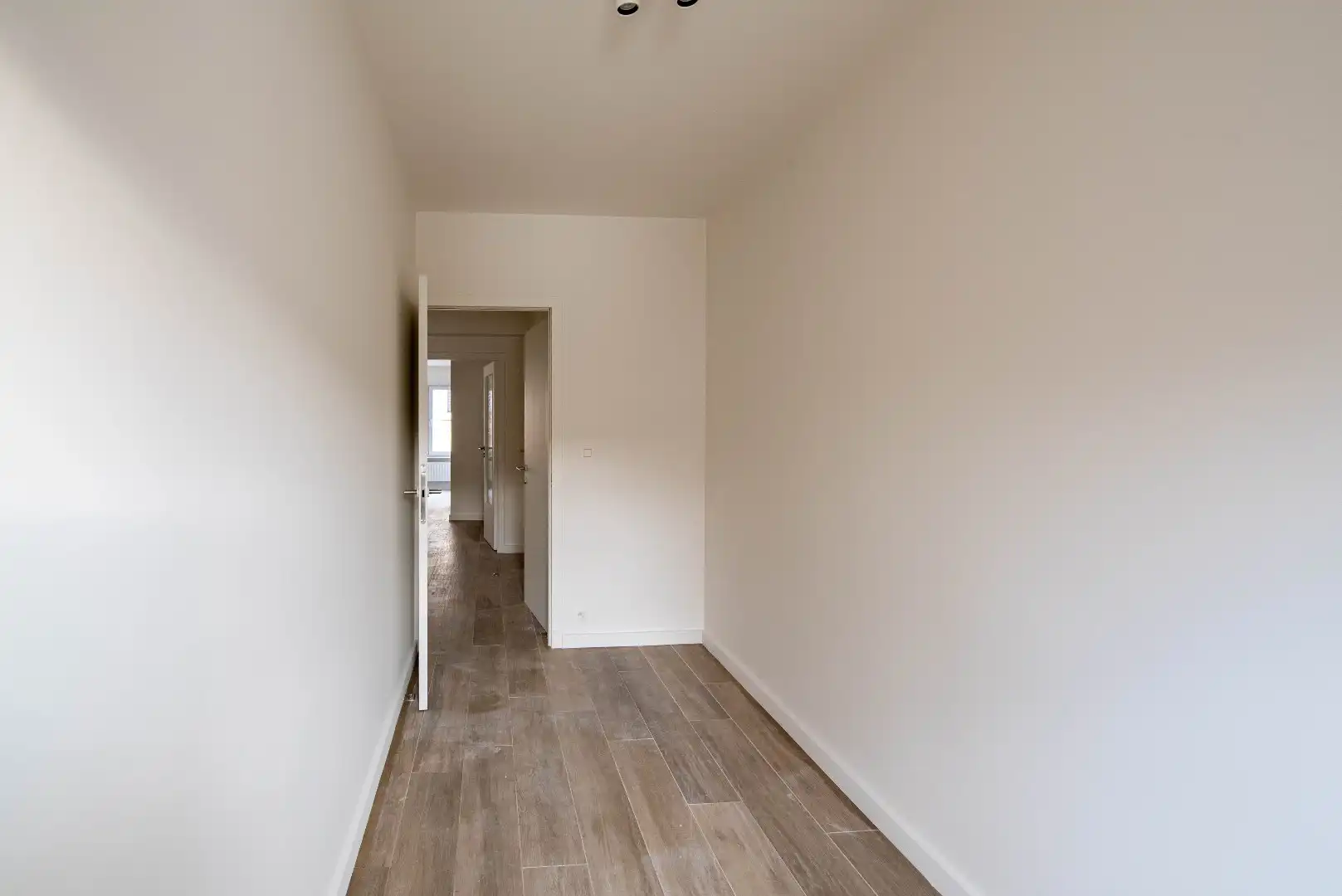 Volledig gerenoveerd appartement met 2 slk en terras foto 8