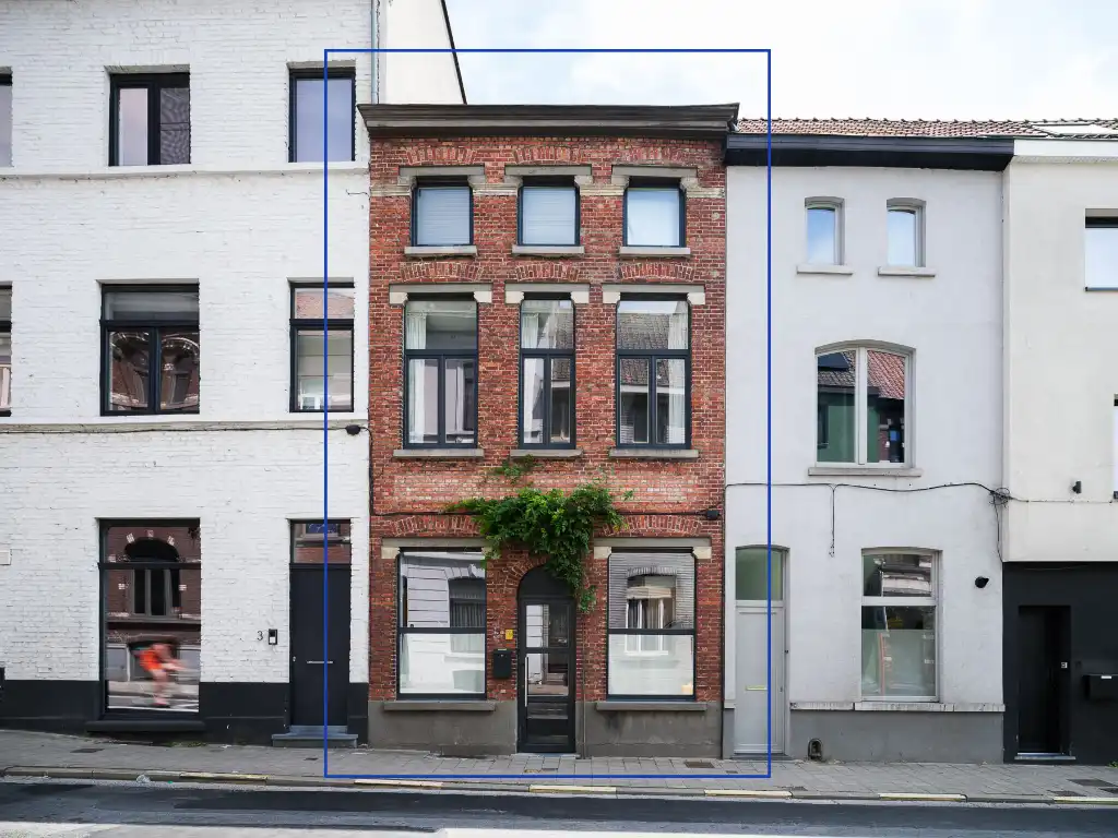 Uniek gerenoveerde, instapklare woning op fietsafstand van het stadscentrum met aangename buitenruimtes (terras en stadstuin) en 3 volwaardige slaapkamers. foto 2