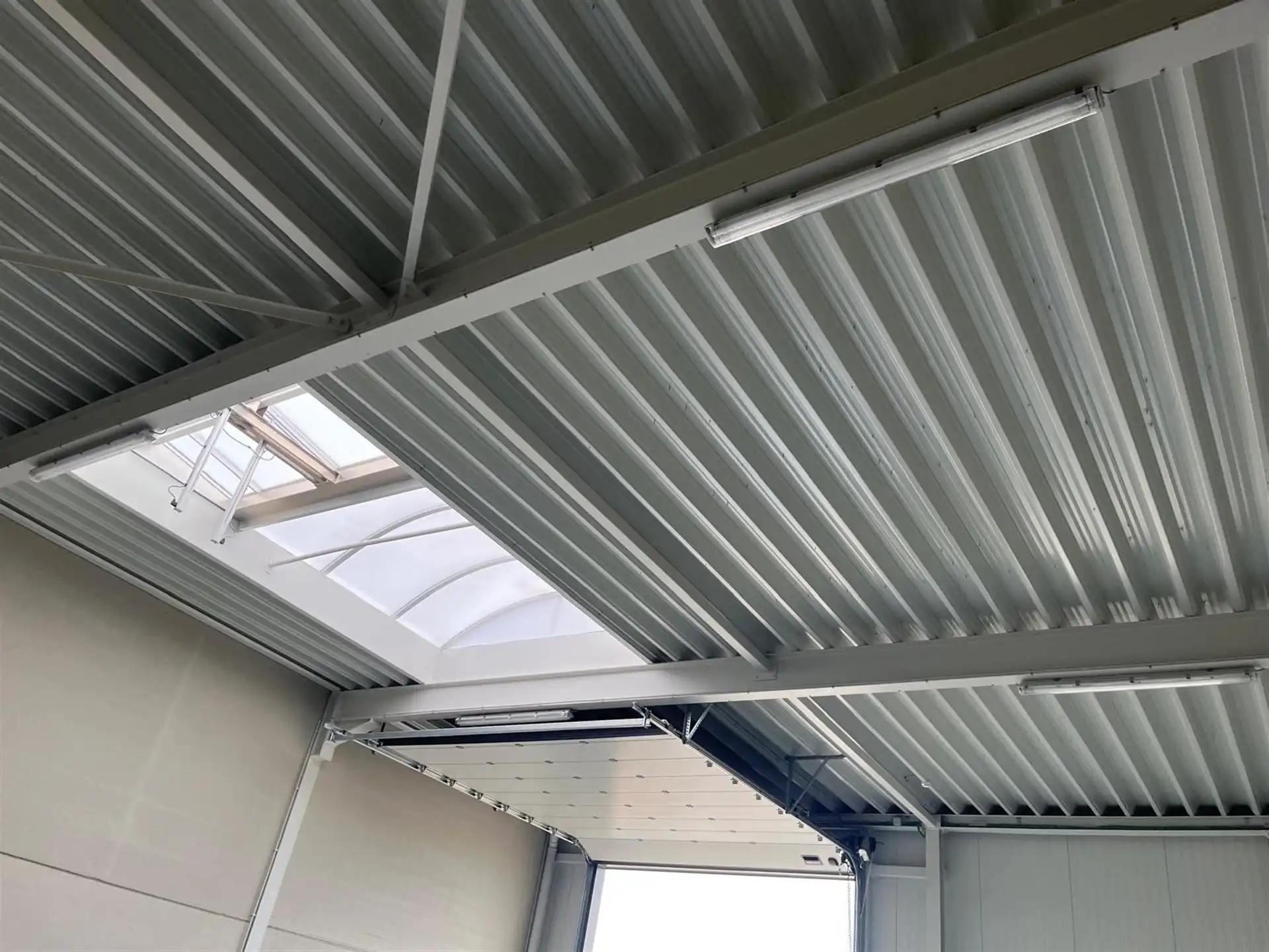 Magazijn van 180m² met 2 autostaanplaatsen foto 9
