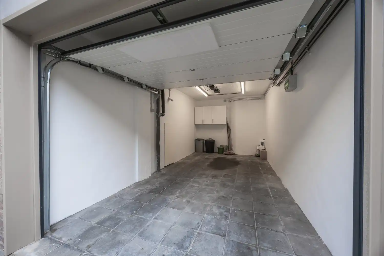 Gerenoveerd 2-slaapkamer appartement met inpandige garage in hartje Oostende foto 29