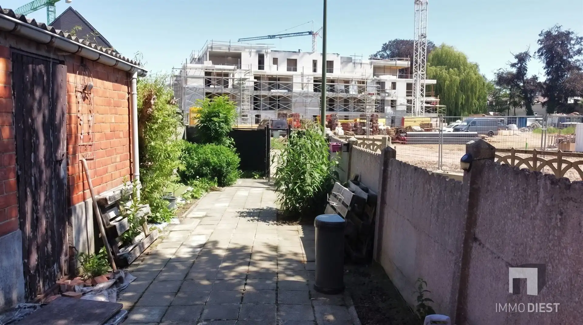 Te renoveren woning met 3 slaapkamers, 2 garages en tuin in Diest foto 5