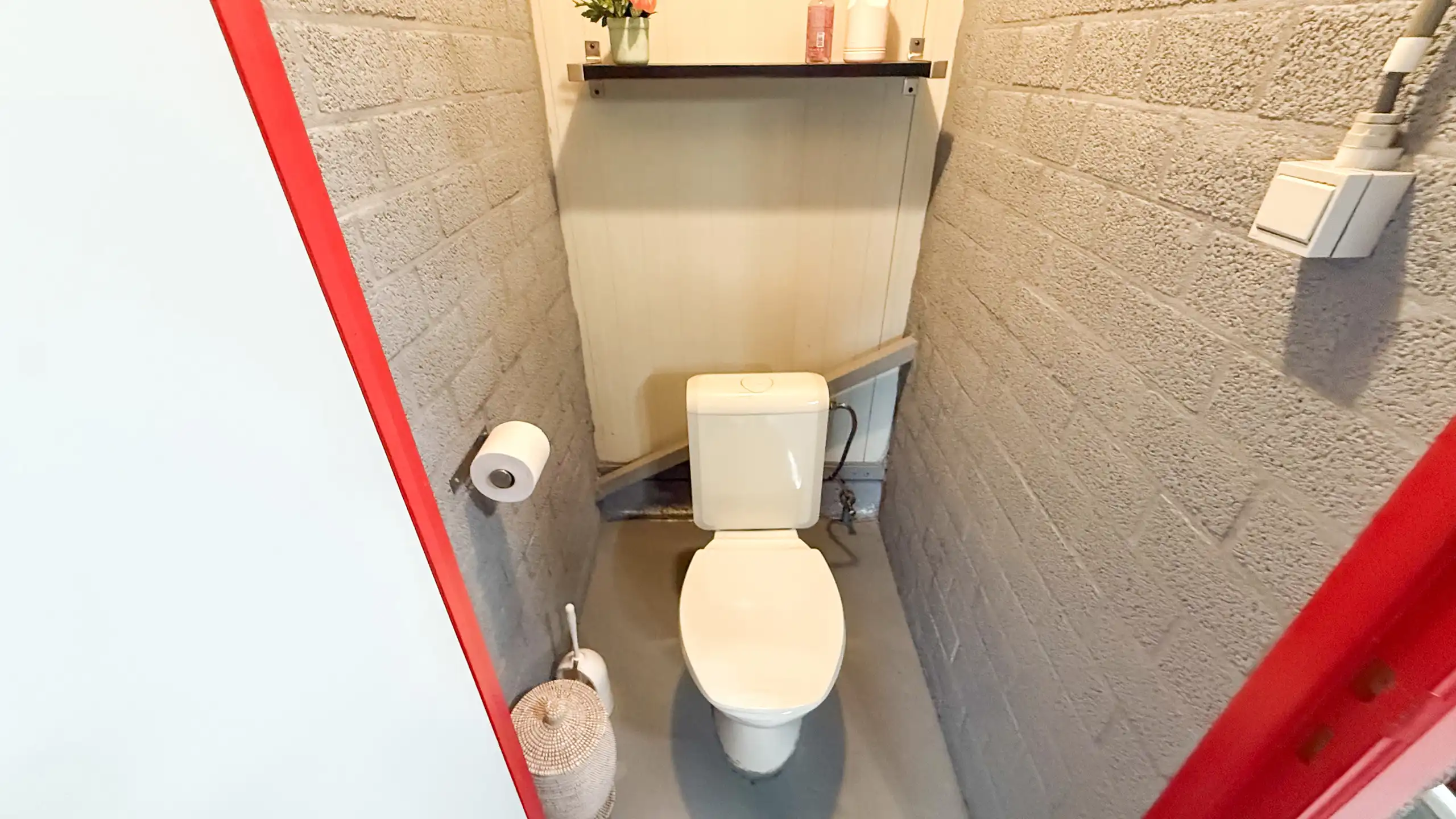 Gelijkvloerse woning met ruim magazijn en zwembad! foto 66