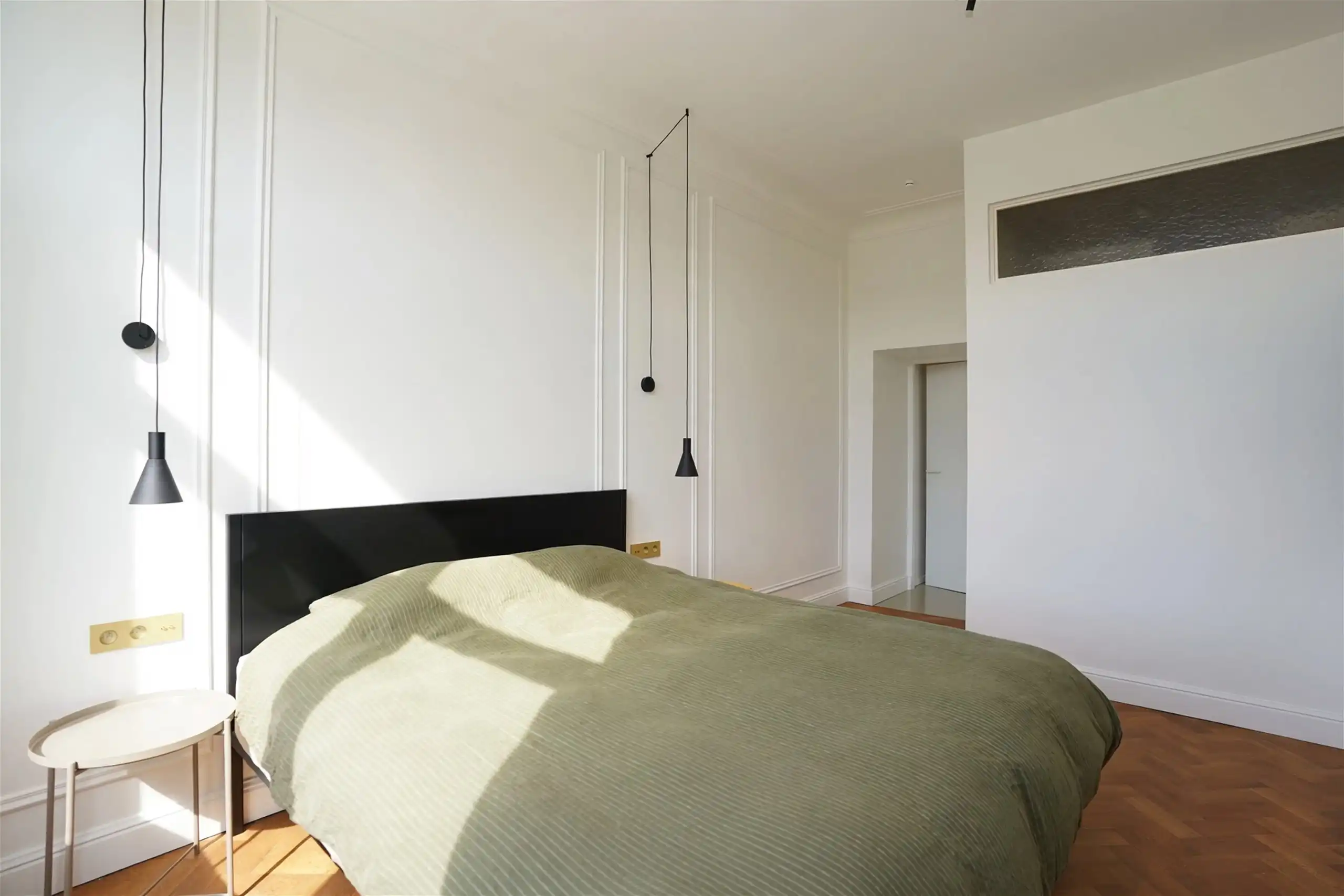 Architecturaal appartement met uitzicht op de boomkruinen foto 21
