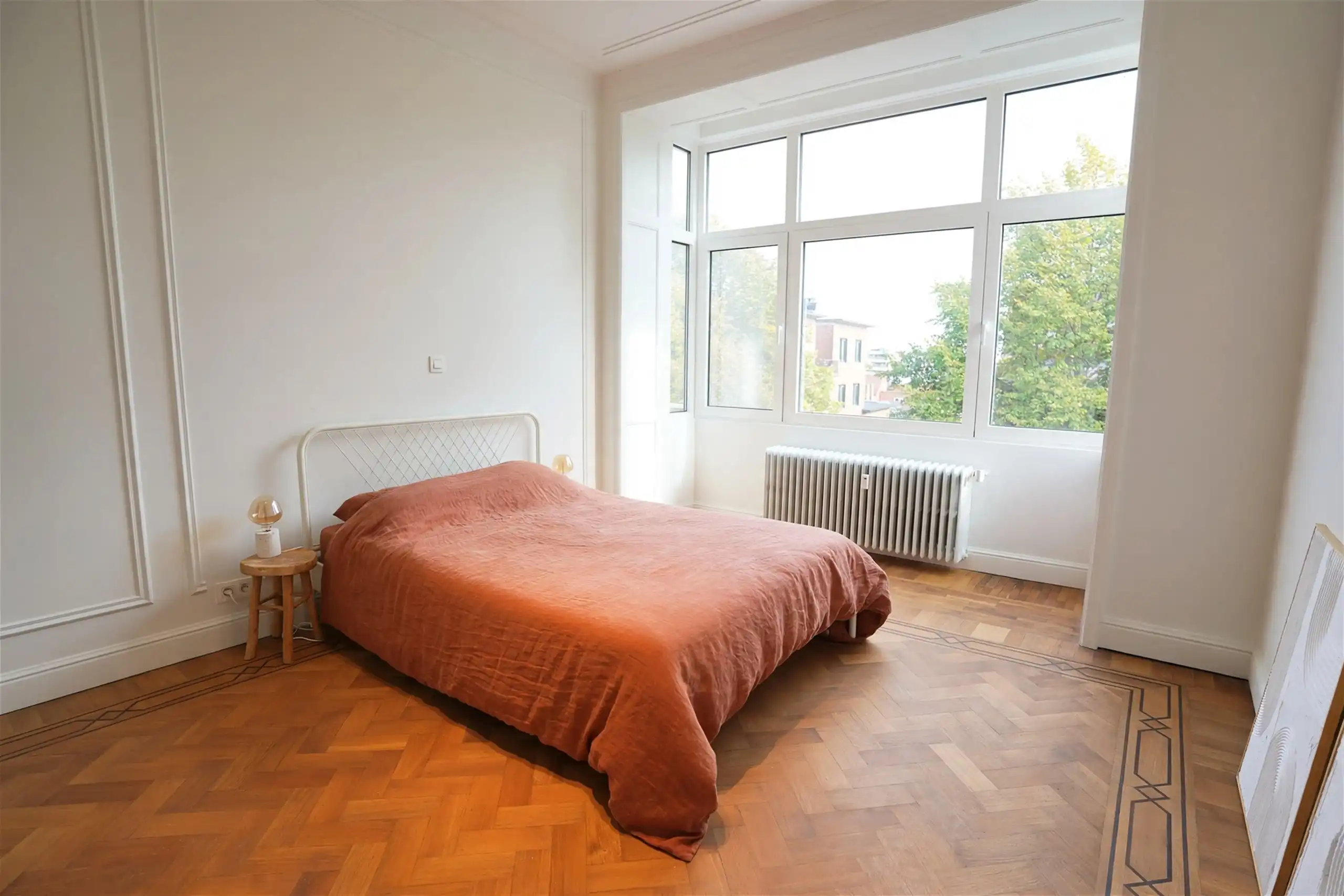 Architecturaal appartement met uitzicht op de boomkruinen foto 21